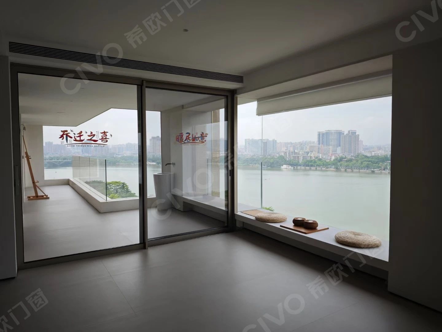 推拉窗廠家希歐門窗項目：一線江景大宅封窗，半封陽臺+全景落地窗